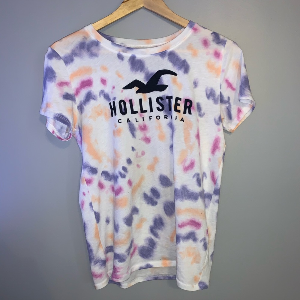 A size small white tie-dye Hollister t-shirt!!🆕🤩